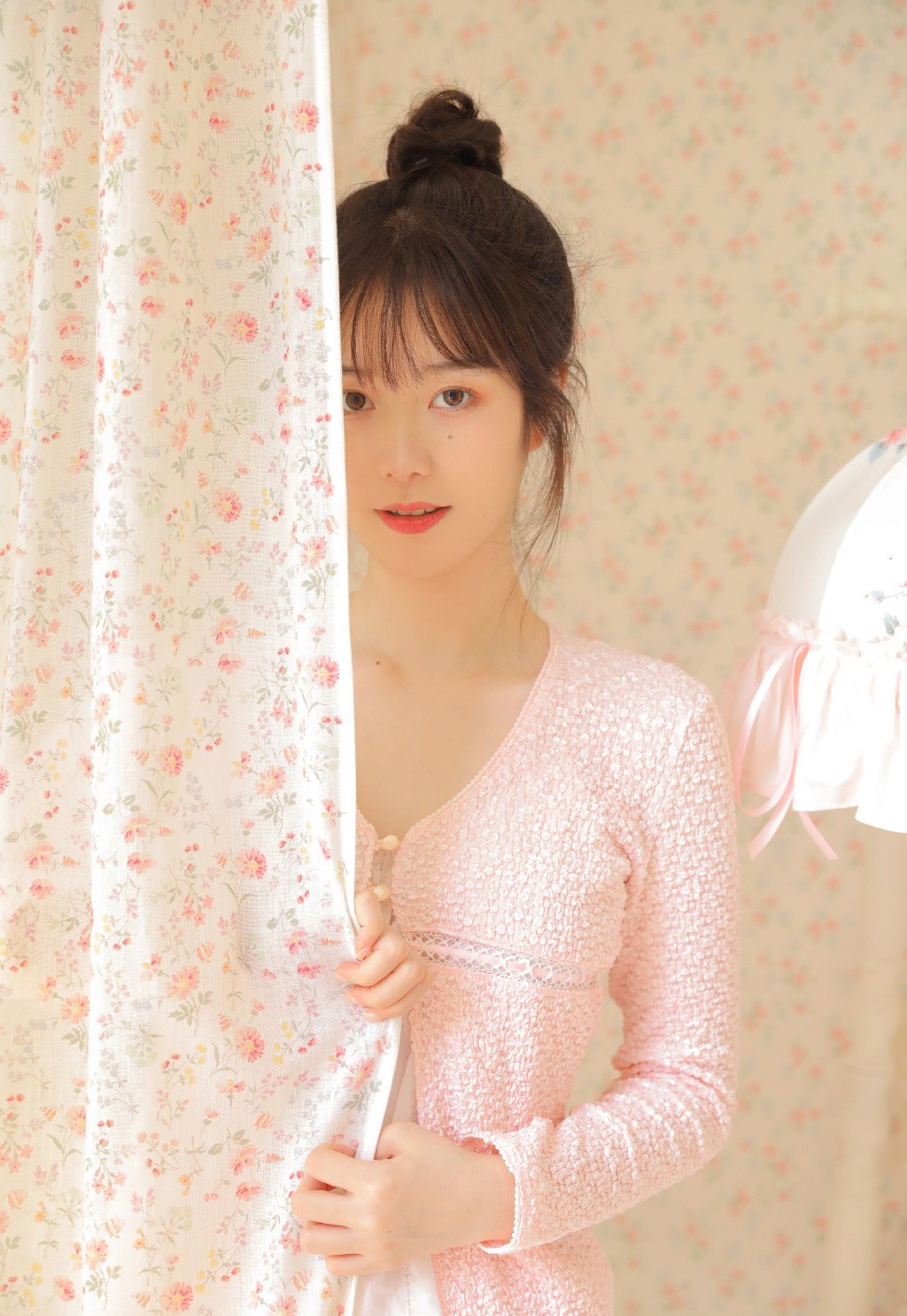 极品美女嫩模粉红诱惑丝袜写真