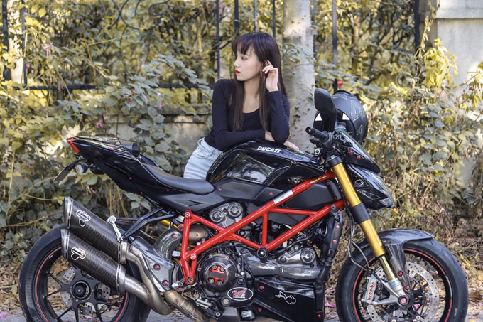 漂亮的摩托女骑手