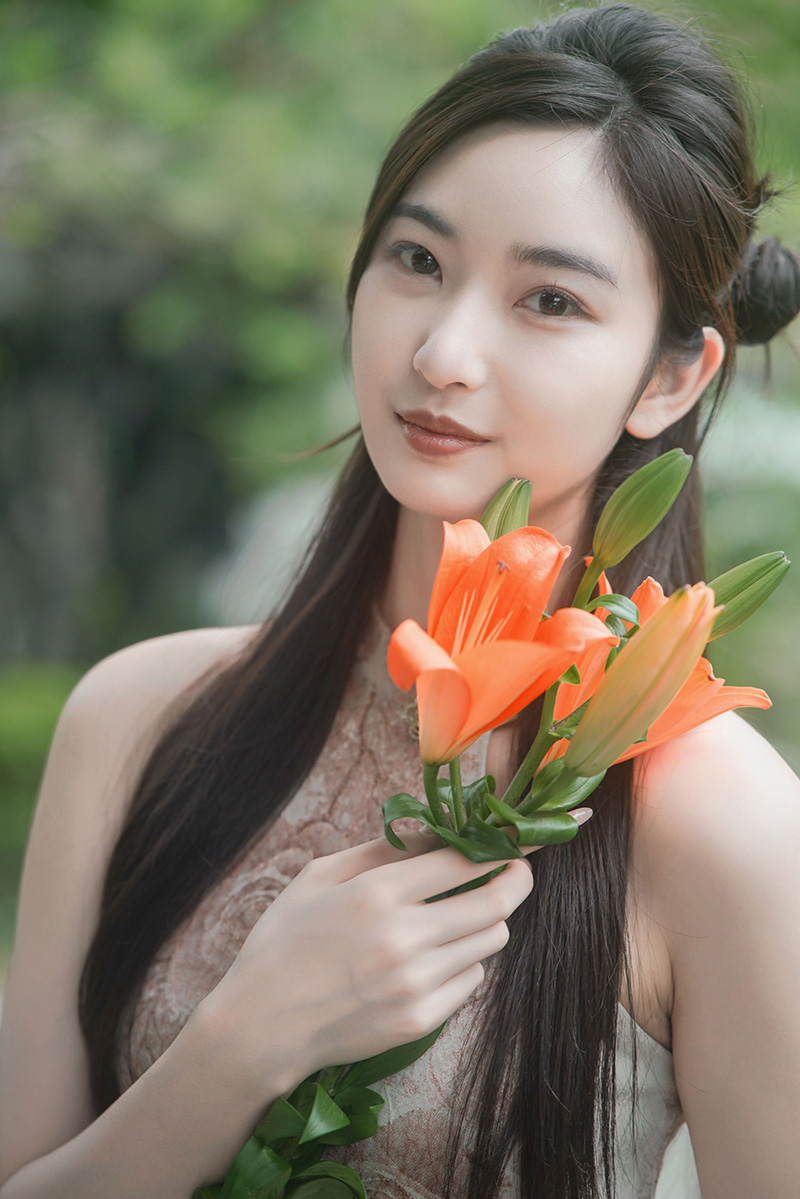 温婉国风美女手持橙百合园林旗袍写真（三）