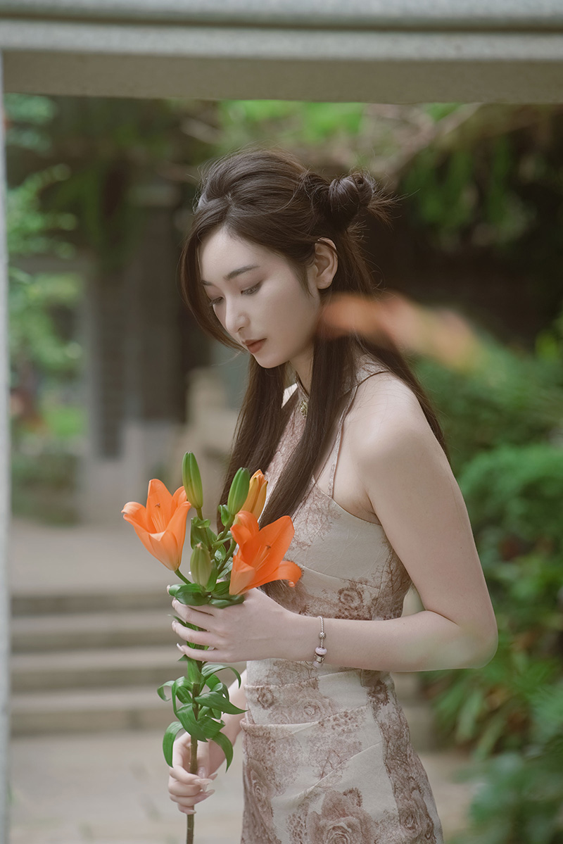 温婉国风美女手持橙百合园林旗袍写真（二）