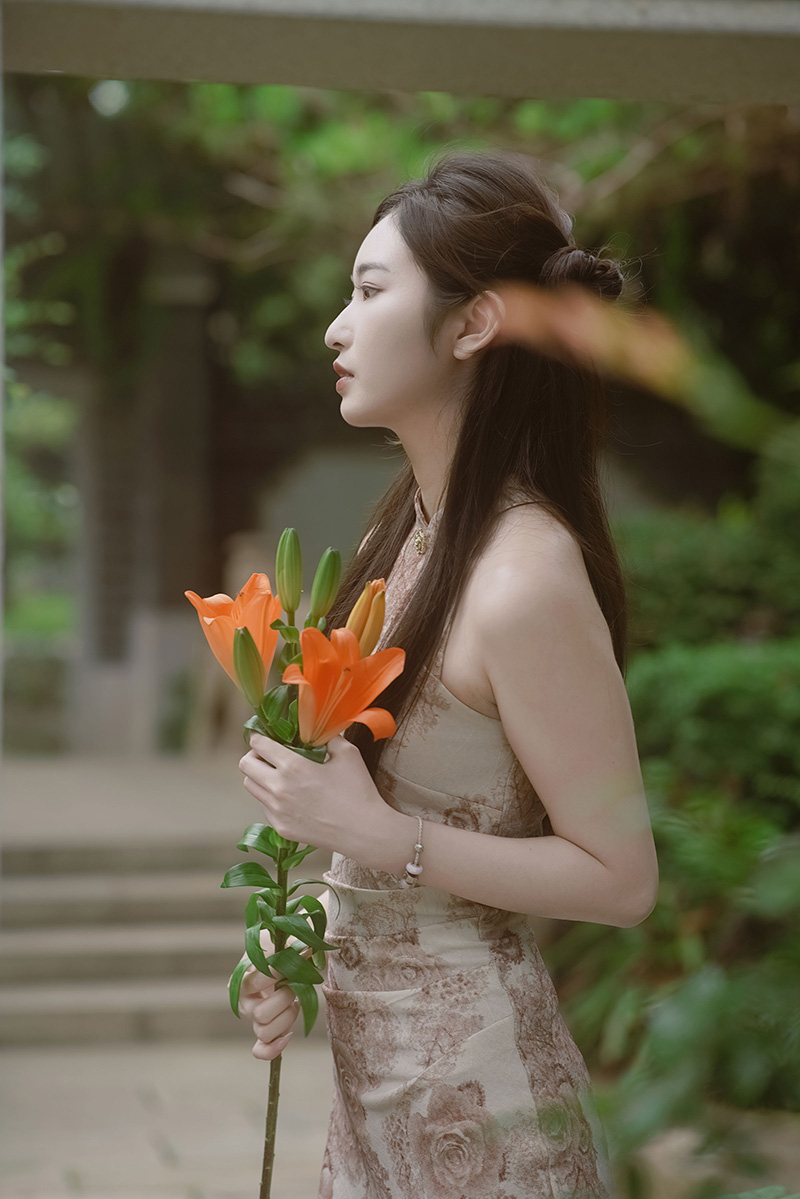 温婉国风美女手持橙百合园林旗袍